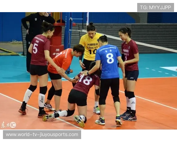 女排训练中增加对抗强度，队内竞争氛围积极