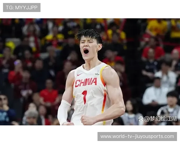 曾凡博训练画面炸裂：扣碎篮筐吓坏队友