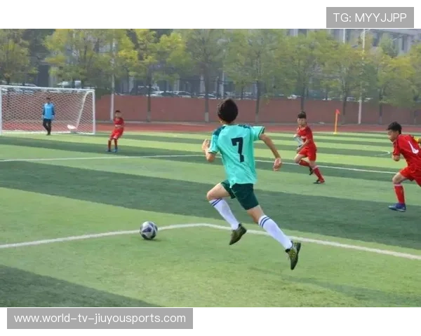 足球少年爆射破网——青春的梦想在绿茵场绽放